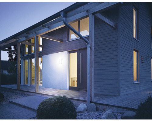 Moderní dům s dřevěnou fasádou a venkovním osvětlením