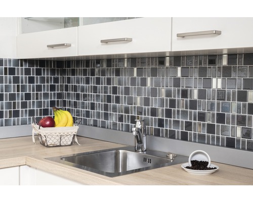 Kuchyňský dřez s mozaikovou obkladovou stěnou