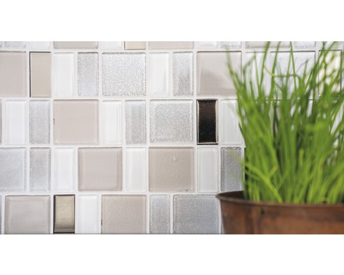 Detailní záběr stěny se skleněnými mozaikovými obkladačkami a dekorací