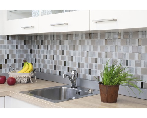 Kuchyňský dřez s vodovodní baterií, mozaikové obklady a dekorativní prvky