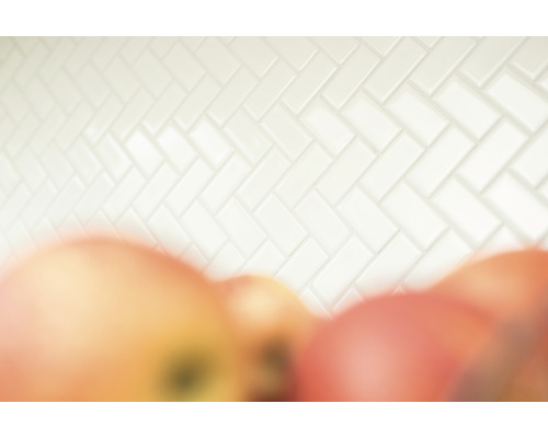 Stěna z bílých dlaždic s rybím vzorem