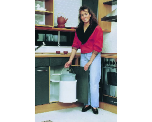 Žena v kuchyni s výsuvným odpadkovým košem