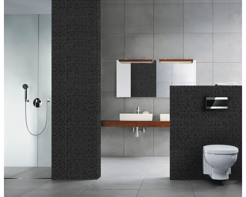 Koupelna se sprchou, umyvadlem, zrcadlem a závěsným WC.