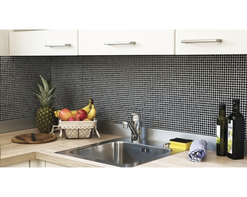 Kuchyňský dřez s baterií, mozaikové obklady a kuchyňské potřeby
