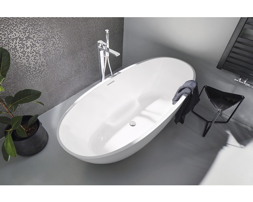 Moderní koupelna s volně stojící vanou, baterií a držákem na ručníky