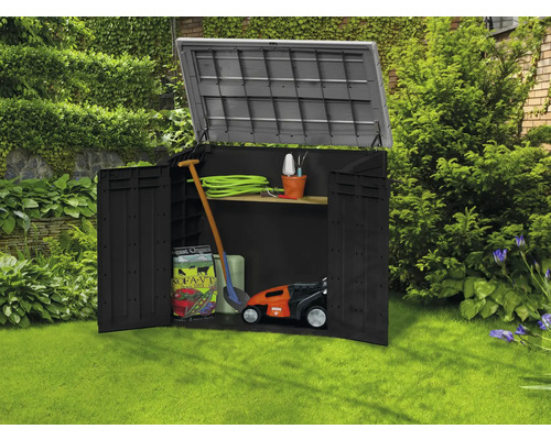 Otevřená zahradní skříňka se zahradním nářadím v trávníku