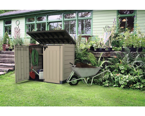 Plastový zahradní box s otevřeným víkem a zahradním nářadím na trávníku