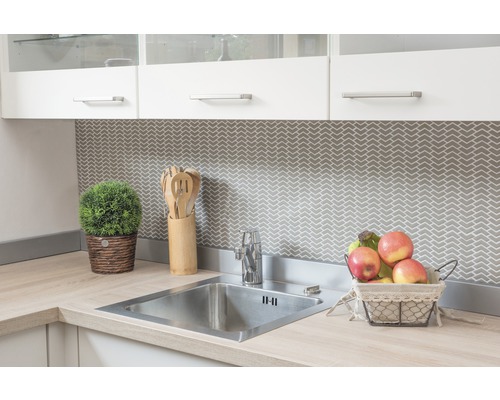 Kuchyňský dřez s baterií, dřevěné doplňky a dekorace na světlé pracovní desce