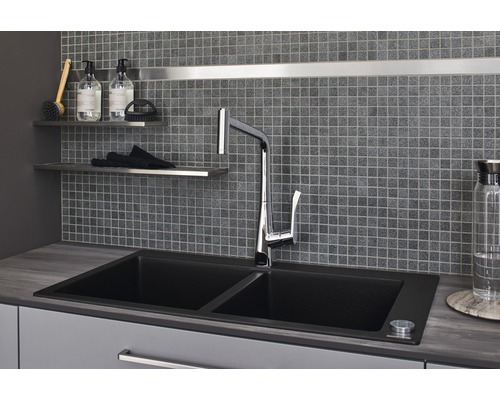 Dřez s vodovodní baterií před mozaikovou stěnou