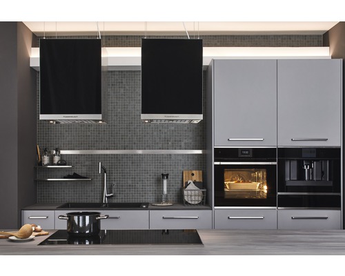 Moderní kuchyně s digestořemi, vestavnou troubou a plně automatickým kávovarem