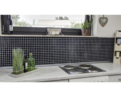 Kuchyňská scéna s mozaikovými obklady, sporákem a dekorací