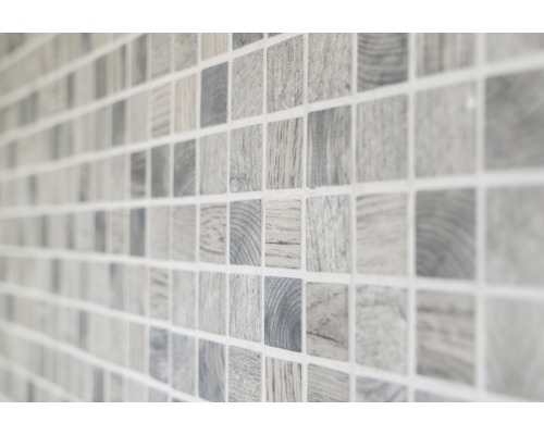 Detailní pohled na malé čtvercové mozaikové dlaždice