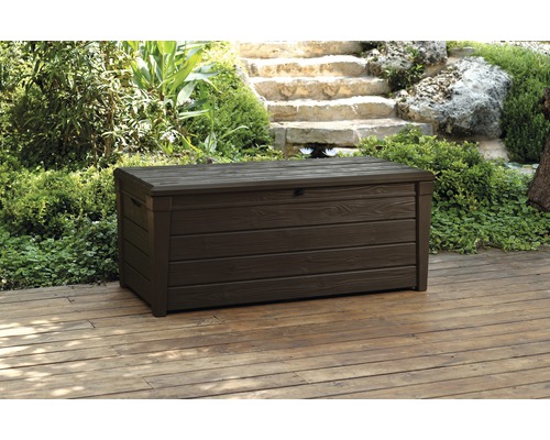 Zahradní box z plastu s vzhledem dřeva na dřevěné terase