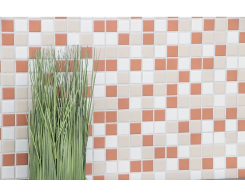 Čtvercové mozaikové dlaždice a okrasná tráva