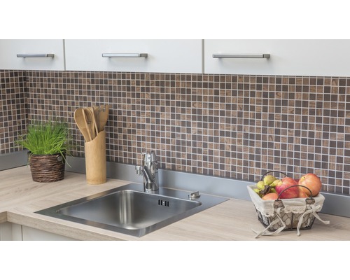 Kuchyňský dřez s vodovodní baterií, dekorací a mozaikovými obklady