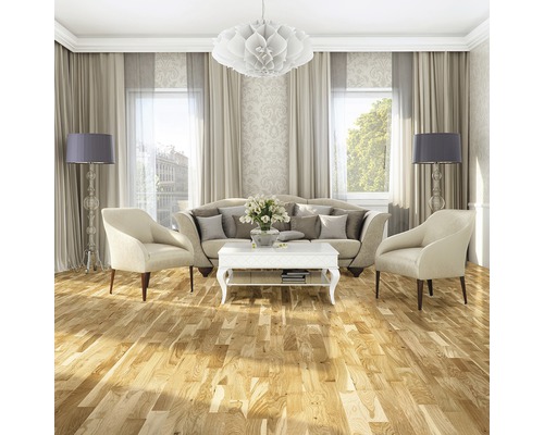 Obývací pokoj s pohovkou, křesly, konferenčním stolkem, stojacími lampami, závěsy a dřevěnou podlahou