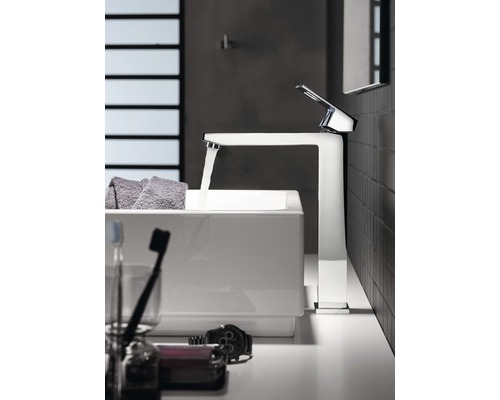 Moderní koupelna s umyvadlem, baterií a tekoucí vodou