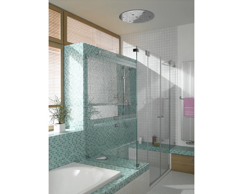 Koupelna s vanou, sprchou a mozaikovými obklady