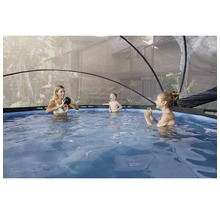 Rodina s krytem bazénu tráví čas v bazénu