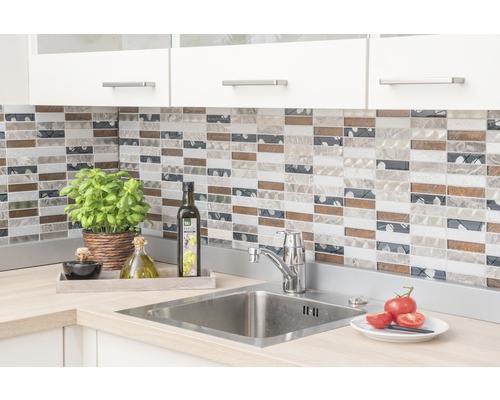 Kuchyňská scéna s dřezem, baterií a mozaikovými obklady