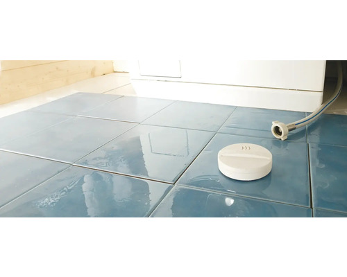 Scéna s detektorem vody, přípojkou vody a dlažbou