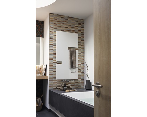 Koupelna s vanou, zrcadlem, obklady a koupelnovými doplňky pro světlé a uspořádané prostředí.