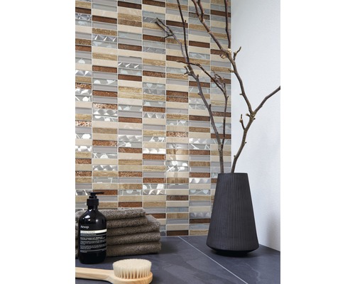 Koupelnová scéna s mozaikovými obklady, ručníky, mýdlem a dekorací