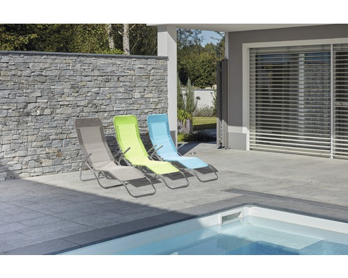 Tři látková lehátka u bazénu