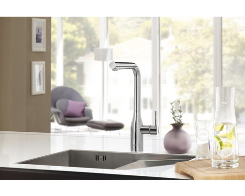 Kuchyňská scéna s dřezem, baterií a doplňky