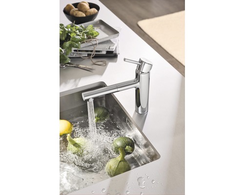 Kuchyňský dřez s mytím zeleniny pod baterií