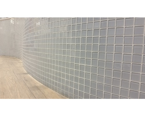 Nástěnná dekorace s mozaikovými obklady ze skla