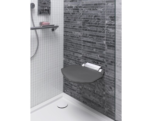 Sprchový kout s namontovaným sklopným sedátkem a madlem