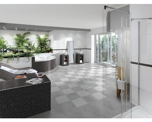 Prostorná koupelna s vanou, sprchou a umyvadly