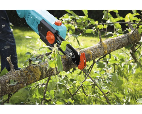 Akumulátorová prořezávací pila při práci na stromě