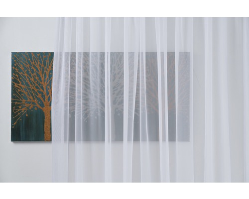 Bílý záclonový závěs před nástěnnou malbou se stromem