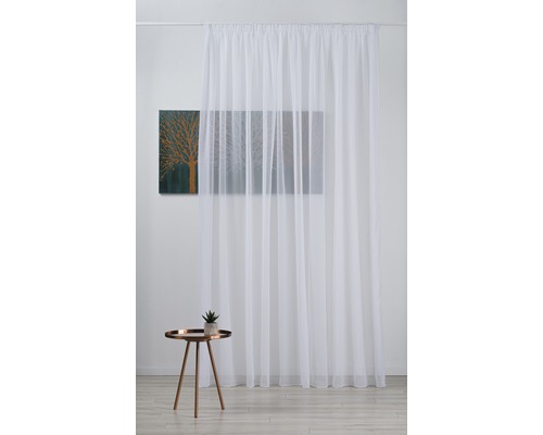 Dekorativní šály z voálové tkaniny s řasící páskou před stěnou