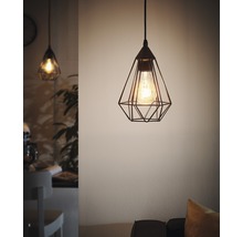 Závěsné svítidlo s geometrickým stínidlem a žárovkou