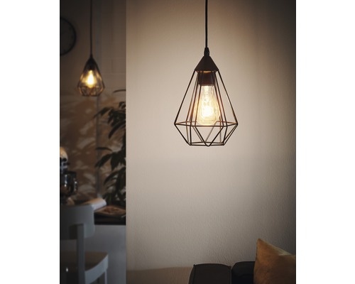 Závěsné svítidlo s geometrickým stínidlem a žárovkou