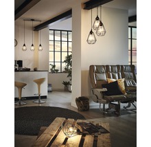 Obývací pokoj s posezením, barovým stolem a několika závěsnými svítidly s drátěným stínidlem