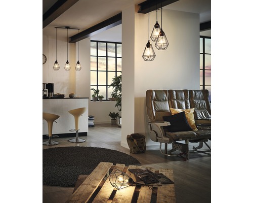 Obývací pokoj s posezením, barovým stolem a několika závěsnými svítidly s drátěným stínidlem