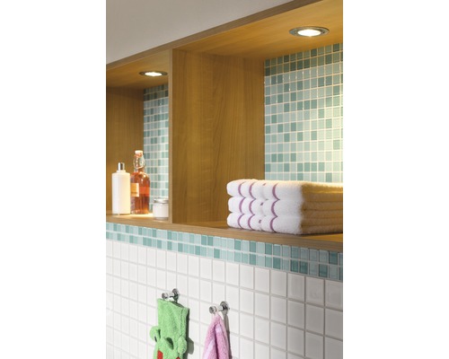 Koupelna s policemi, ručníky a obklady