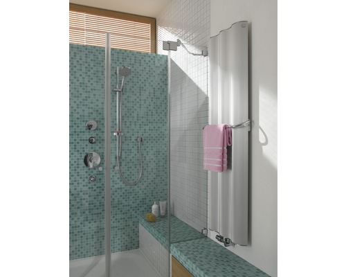 Světlá koupelna se sprchou, lavicí a radiátorem