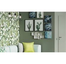 Obývací pokoj s pohovkou, polštáři, nástěnnými malbami, tapetou a závěsnými svítidly v botanickém stylu