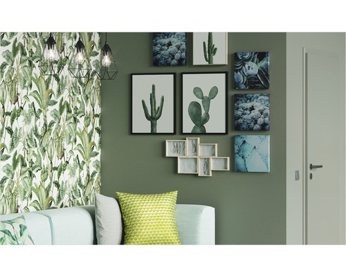 Obývací pokoj s pohovkou, polštáři, nástěnnými malbami, tapetou a závěsnými svítidly v botanickém stylu