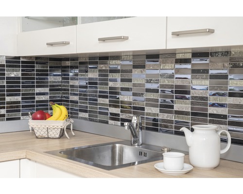 Kuchyňský dřez s mozaikovým obkladem a kuchyňským náčiním