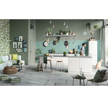 Obytná kuchyně s bílými kuchyňskými skříňkami, mozaikovými obklady a dřevěnými podlahami v otevřeném obytném prostoru s dekoracemi