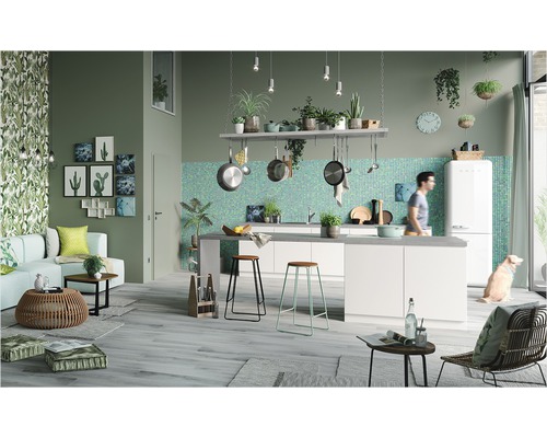 Obytná kuchyně s bílými kuchyňskými skříňkami, mozaikovými obklady a dřevěnými podlahami v otevřeném obytném prostoru s dekoracemi