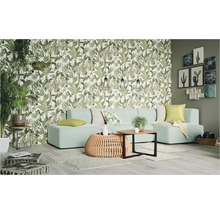 Obývací pokoj s pohovkou, stolem a botanickou tapetou