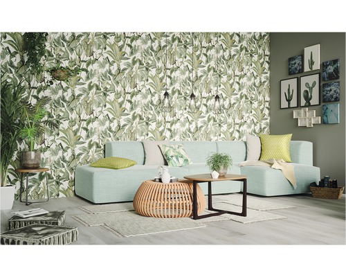 Obývací pokoj s pohovkou, stolem a botanickou tapetou