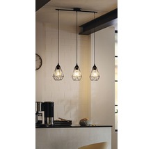 Závěsné svítidlo se třemi světly a geometrickými stínidly nad kuchyňskou linkou